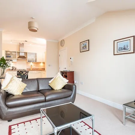Spacious 2 Bed 2 Bath With Parking - Pet Friendly Lejlighed